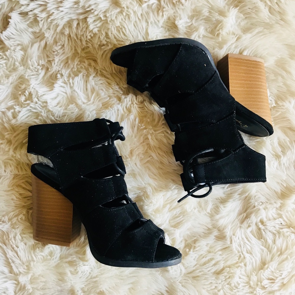 HEELED SANDAL IN BLACK